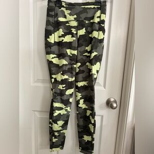 Lulu lemon Camo - fast and free high rise pockets 25”, size 6